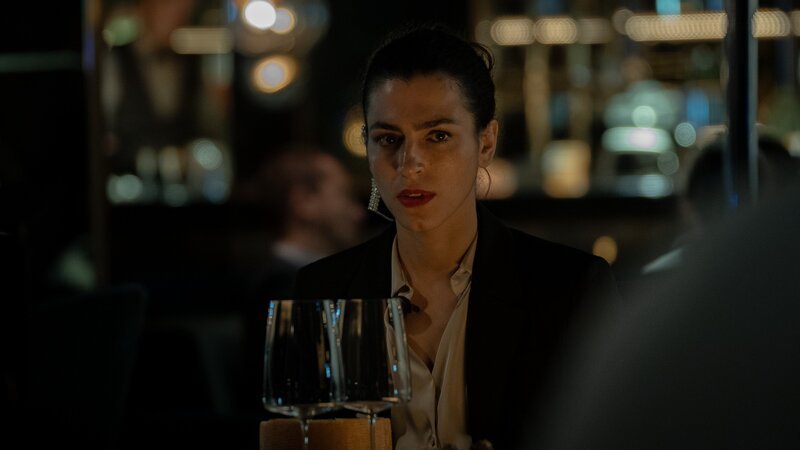 Louna Lloris (Anna Bardavelidze) hadert damit, ihre Gefühle und ihren neuen Job als Bodyguard voneinander zu trennen. – Bild: ZDF und Reza Rasouli