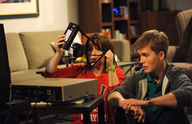 Kathi und Patrick scheitern an der antiquierten Technik eines Videobands. Von links: Katharina Benninger (Carina Dengler) und Patrick Westenrieder (Lucas Bauer). – Bild: BR/​Marco Orlando Pichler