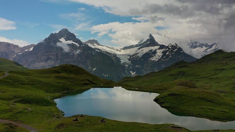 Ein See vor der Kulisse von Bergen in den Schweizer Alpen, Schweiz. – Bild: RTL