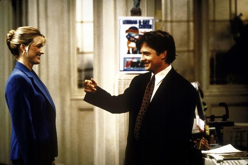 Mike (Michael J. Fox, r.) bemüht sich um Danielle Brinkman (Courtney Thorne-Smith, l.) und macht ihr den Hof. – Bild: TM+ DreamWorks LLC