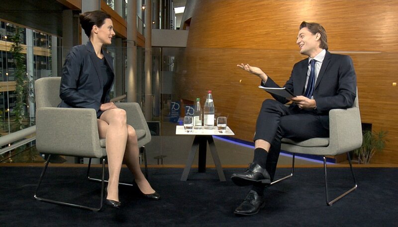 Torsten präsentiert im Interview sein Musical. (v. l. n. r. Nicole Gerdon, Lucas Englander) – Bild: WDR/​Cinétévé/​Studio Hamburg Serienwerft