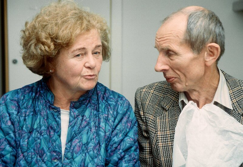 Opa (Heinz Lieven) besucht Oma (Ursula Hinrichs), die mit einem Herzinfarkt im Krankenhaus liegt. Als Ben dies erfährt, verschiebt er seine Reise nach Istanbul. – Bild: MDR/​NDR