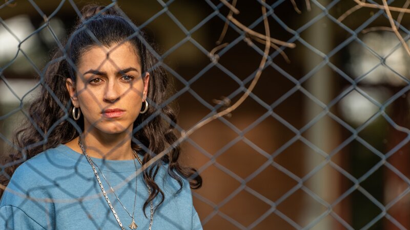Louna (Anna Bardavelidze) hätte nicht gedacht, dass es alles soweit kommt. – Bild: ZDF und Reza Rasouli