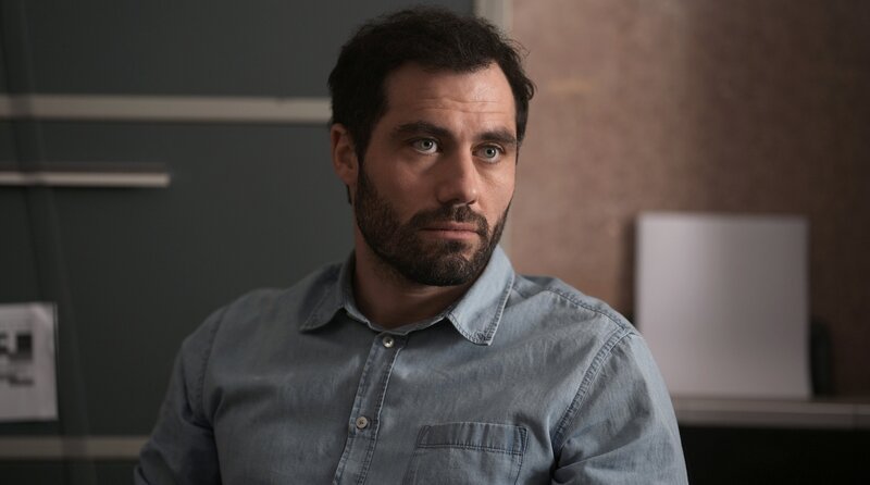 Der örtliche Kommissar Romain (Théo Costa-Marini) kennt alle im Dorf seit Kindstagen. – Bild: ARD Degeto Film/​France Télévisions/​Quad Drama/​Christophe Brachet