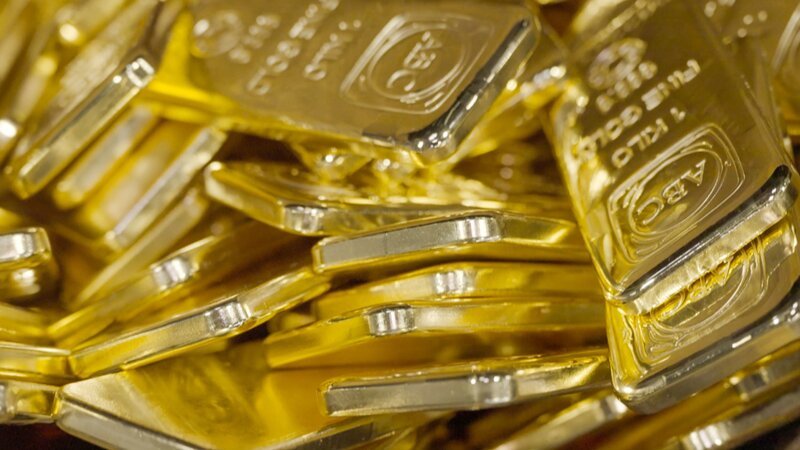Hunderte Goldbarren übereinander geschichtet in der Schweizer Raffinerie Valcambi – Bild: Florian Vlasek /​ ZDF