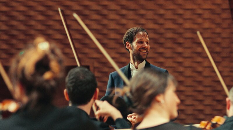Thibaut Desormeaux (Benjamin Lavernhe) ist ein gefeierter Dirigent und Komponist klassischer Musik. – Bild: Neue Visionen Filmverleih