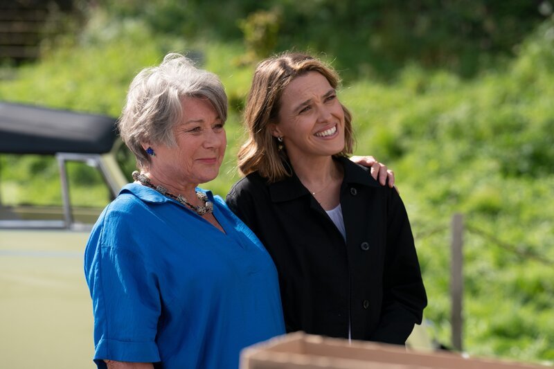 Anne Lloyd (Barbara Flynn, l.) erklärt ihrer Tochter Martha Lloyd (Sally Bretton, r.), wen sie als Umzugshelfer engagiert hat. – Bild: BBC Studios /​ Red Planet Product /​ ZDF und BBC Studios /​ Red Planet