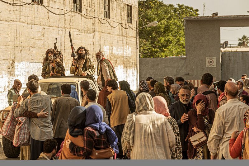 Baqir (Vassilis Koukalani, 3.v.r.) und seine Frau Zahara (Darina Al Joundi, 2.v.r.) stehen auf der Todesliste der Taliban. Sie versuchen, sich zur französischen Botschaft durchzuschlagen um ins Ausland flüchten zu können. – Bild: ZDF und Domniki Mitropoulou