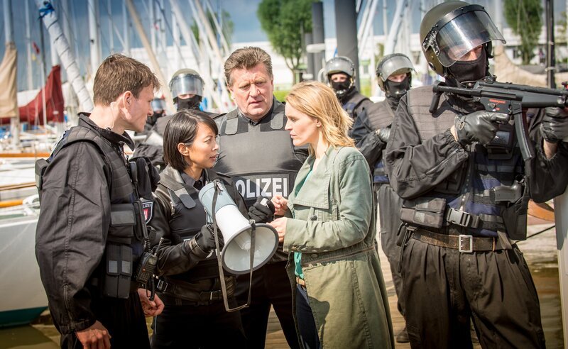 Alexa (Minh-Khai Phan-Thi, 2.v.l.) möchte, dass Katrin Volland (Caroline Scholze, 2.v.r.) mit ihrem Mann redet, um ihn dazu zu bringen, sich zu stellen. SEK-Leiter Keller (Stefan Brentle, l.) glaubt nicht, dass sie damit Erfolg haben wird. – Bild: ZDF und Boris Laewen