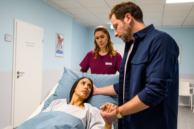 Vivian Nossek (Aleyna Cara, l.), Elisabeth „Betty“ Hertz (Henrike Hahn, M.) und Adam Nossek (Martin Geisen, r.) – Bild: ZDF und Julia Feldhagen