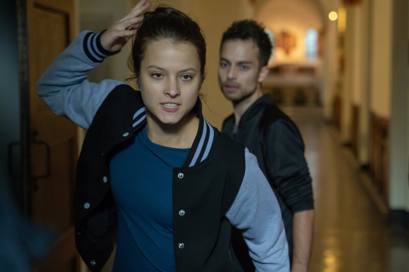 Agata (Elina Vildanova) ist außer sich, als sie von Hannes (Max Hegewald) erfährt, dass Olga den Abtreibungstermin platzen lassen will. – Bild: ZDF und Oliver Feist