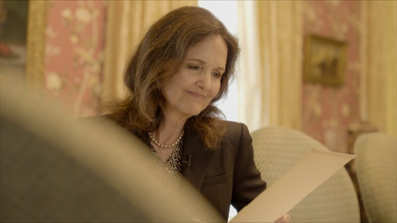 Die Wirtschaftsberaterin Judy Shelton liest einen persönlichen Brief von Richard Nixon in ihrem Haus im US-Bundesstaat Virginia. – Bild: Florian Vlasek /​ ZDF