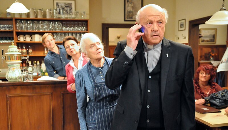 Besorgt beobachten die Lansinger Pfarrer Kurz’ steigendes Stresslevel. Von links: Gregor Brunner (Holger M. Wilhelm), Monika Vogl (Christine Reimer), Theresa Brunner (Ursula Erber) und Vinzenz Kurz (Hans Stadlbauer). Weiteres Bildmaterial finden Sie unter www.br-foto.de. – Bild: BR/​Jo Bischoff