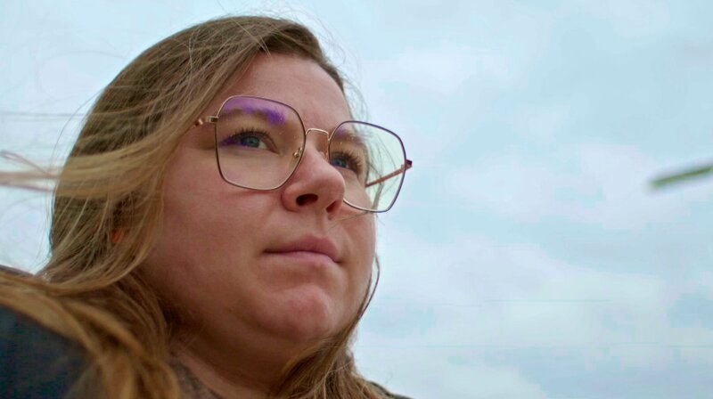 Melissa Schollmeyer, 32, ist Überlebende von sexualisierter Gewalt. Nachdem sie als 11-Jährige Übergriffe durch ihren damaligen Stiefvater erleiden musste, wird sie kurze Zeit später Opfer von Fotodiebstahl. Ein anderer Täter beschafft sich private Fotos aus ihrer Kindheit, um daraus u.a. mit Photoshop Darstellungen von sexualisierter Gewalt an Kindern zu generieren. Heute nutzen Täter für solche Darstellungen Künstliche Intelligenz und besorgen sich Fotos in den Sozialen Medien oder auf Stockdatenbanken. – Bild: BR/​Spiegel TV/​Julian Krätzig