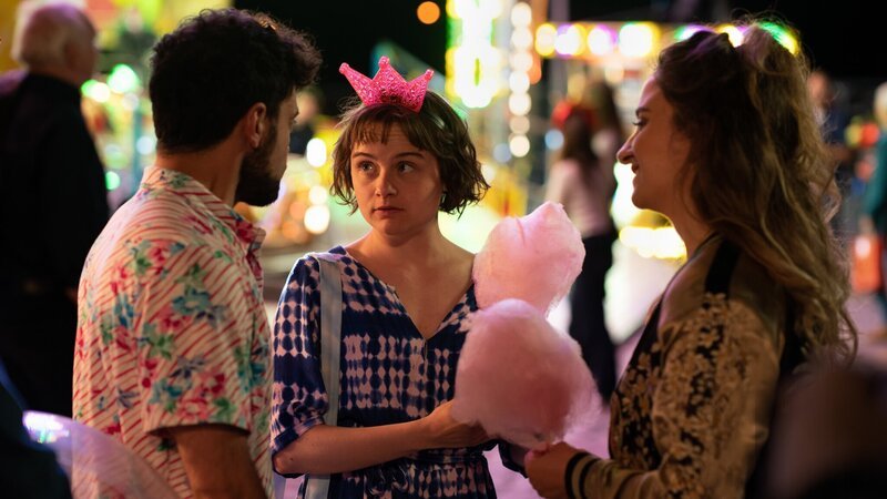 Franky (Lena Urzendowsky, M.), Hasi (Cino Djavid, l.) und Katja (Meryem Ebru Öz, r.) besuchen gemeinsam den Rummel. – Bild: Sami Kuokkanen /​ ZDF