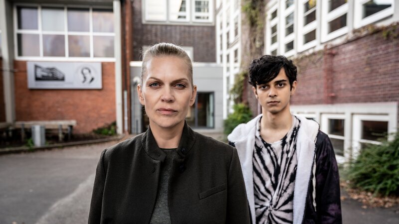 Helen Dorn (Anna Loos) unterhält sich mit Denniz Burhan (Dominik Ganser) auf dem Schulgelände. – Bild: Georges Pauly /​ ZDF