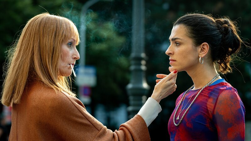 Isabelle Dardenne (Nicole Beutler, l.) ist fasziniert von Louna Lloris (Anna Bardavelidze, r.). – Bild: ZDF und Reza Rasouli
