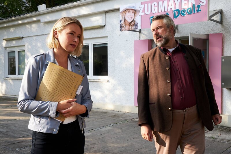 Die Kommissare Winter (Vanessa Eckart, l.) und Stadler (Dieter Fischer, r.) konnten die am Tatort entwendete Akte wiederfinden. – Bild: Bojan Ritan /​ ZDF