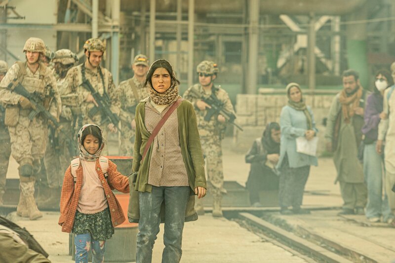 Nach einer verheerenden Explosion am Flughafen Kabul suchen Amina (Hannah Abdoh, l.) und Nooria (Sara Taheri) im Chaos verzweifelt nach Aminas Vater Baqir. – Bild: Domniki Mitropoulou /​ ZDF