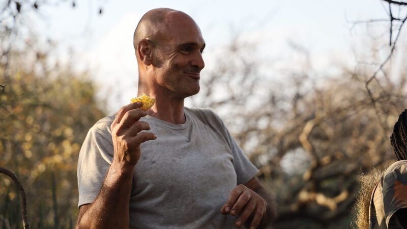 Ed smiling with honey comb – Bild: Warner Bros. Discovery /​ Lana Mathews