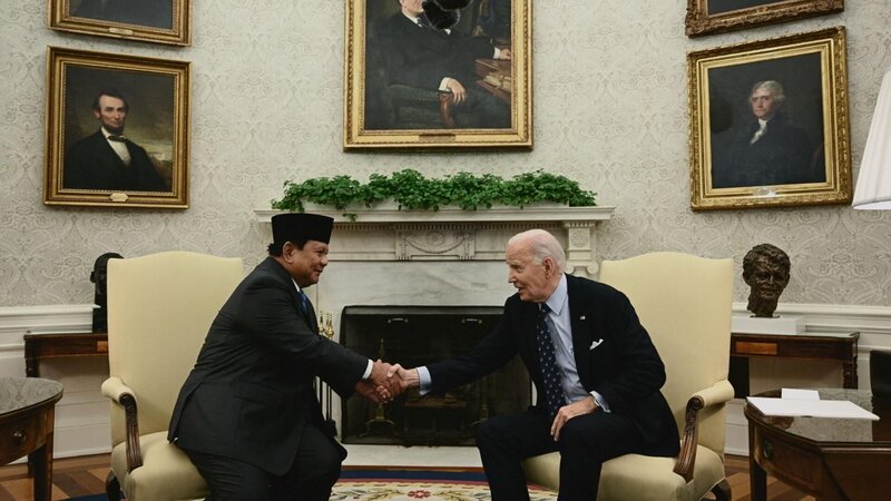 US Präsident Joe Biden und der indonesische Präsident Prabowo Subianto geben sich im Oval Office des Weißen Hauses in Washington D.C. die Hand. – Bild: @RTL