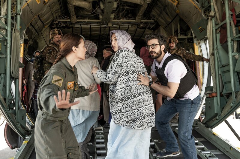 Mehr geht nicht: Die Pilotin (Daphne Alexander, l.) kann mit weiteren Personen an Bord nicht starten. Hat Giovanni (Gianmarco Saurino) noch eine rettende Idee? – Bild: Domniki Mitropoulou /​ ZDF