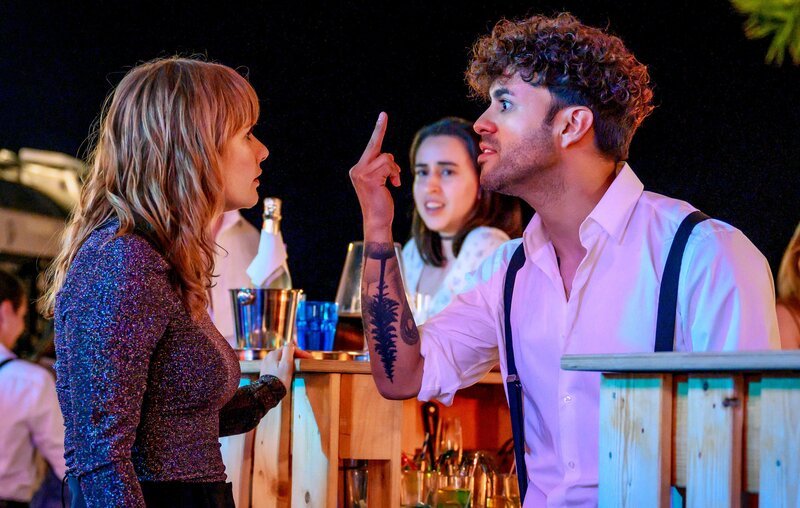 Die Studentin Livia Staupitz wird nach einer Partynacht in einem Linzer Beachclub tot aufgefunden. Auf der Party geriet sie in einen Streit mit ihrem Freund Lorenzo Branik. Ist er ihr auf dem Heimweg heimlich gefolgt? Im Bild: Nele Oldendorf (Anna Hausburg) und Lorenzo Branik (Denis Kläfiger) – Bild: ZDF und Stefanie Leo