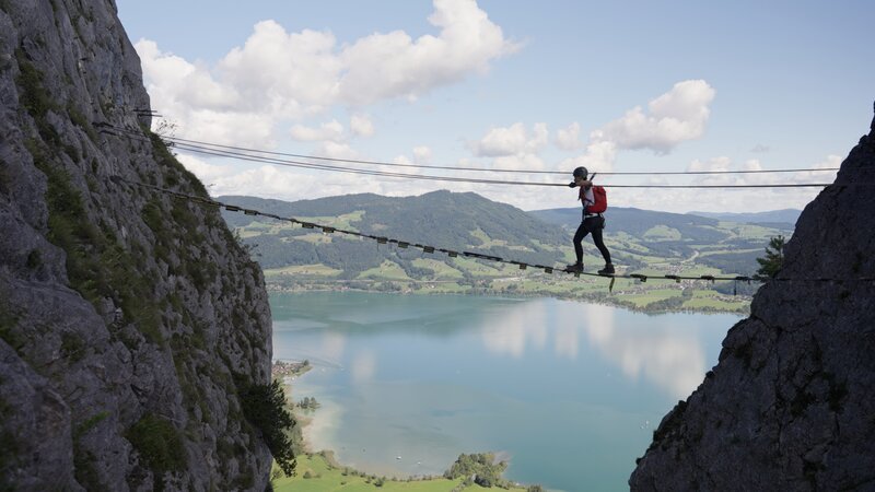 Die Hängebrücke ist für viele das Highlight des Drachenwand Klettersteigs. – Bild: ZDF und ORF/​Landesstudio Oberösterreich/​Rafael Kotschy