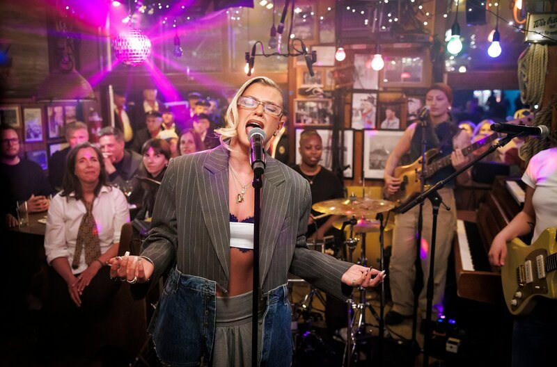 Die britische Musikerin Skye Newman. – Bild: NDR/​Morris Mac Matzen
