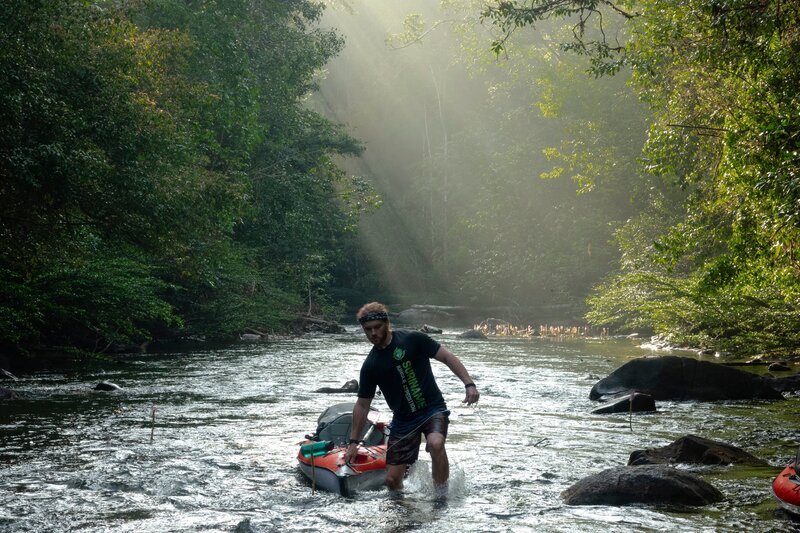 Mann mit Kanu in einem Fluss – Bild: @RTL