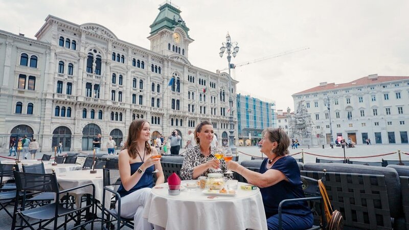 Gloria Karlich, Barbara Karlich und Katharina Karlich am Hauptplatz von Triest. – Bild: ORF