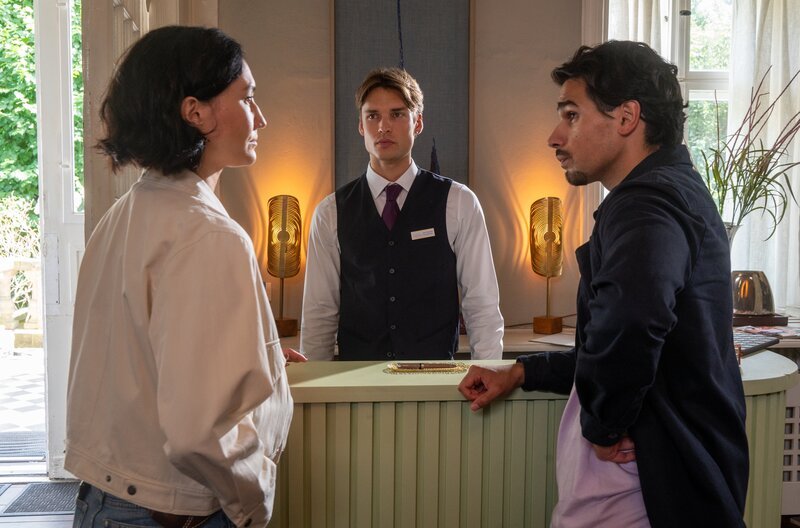 Pauline Hobrecht (Agnes Decker) und Samir Amari (Skandar Amini, r.) sind im Hotel und befragen den Auszubildenden Emil Trosdorf (Arne-Carlos Böttcher, M.). Er gibt ihnen den Hinweis, dass der Tote zusammen mit einer unbekannten Frau auf dem Zimmer war. – Bild: ZDF und Fotografin: Britta Krehl