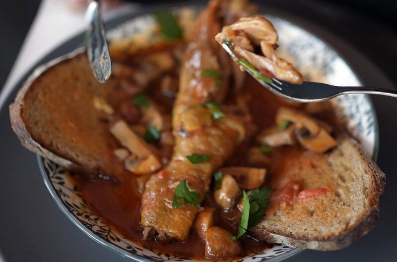 Eines von Napoleons Lieblingsessen: Poulet Marengo mit Knoblauchbrot – Bild: ARTE F /​ Elephant Doc