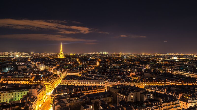Paris bei Nacht. Im Gegensatz zu vielen Menschen, die abends in ihre Häuser in den Vorstädten zurückkehren, ziehen viele Vögel, die tagsüber am Stadtrand nach Futter suchten, in das Stadtzentrum. Hier ist es wärmer, und sie sind während ihrer Nachtruhe vor Feinden geschützt. – Bild: Servus TV