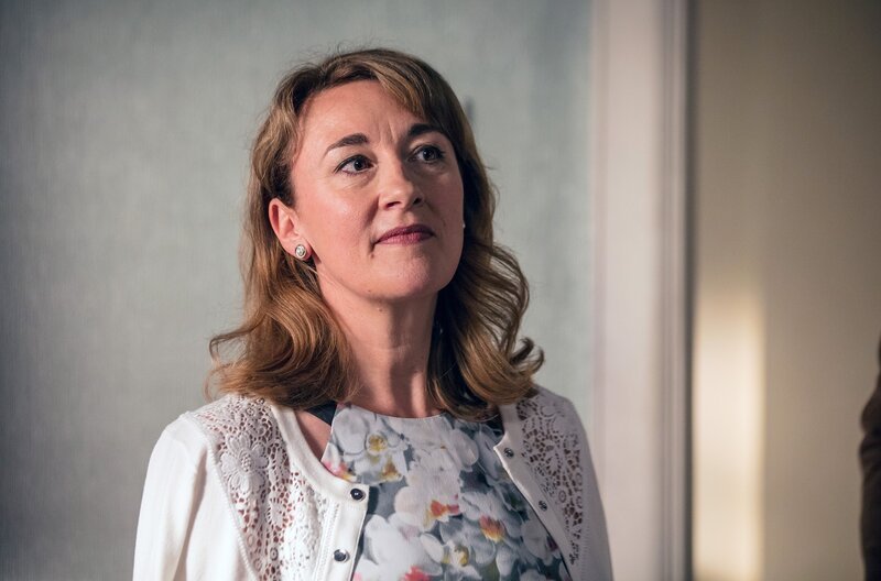 Pauline (Dorothy Atkinson) kann nicht mit Lyn, Dereks früherem Schwarm, umgehen. – Bild: Sophie Mutevelian