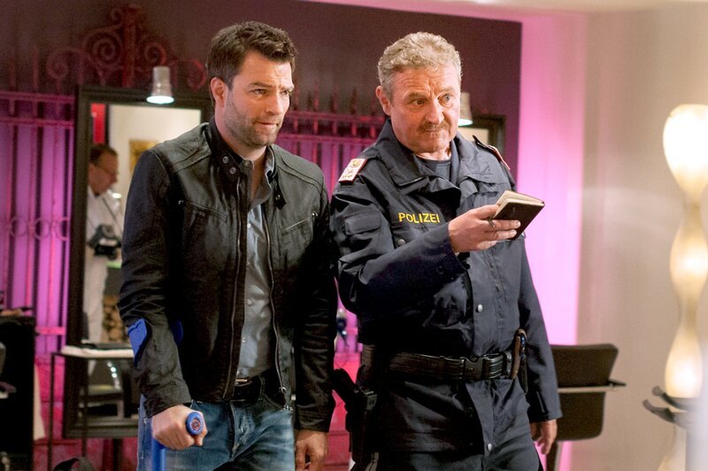 Im Bild (v.li.): Lukas Roither (Jakob Seeböck), Kroisleitner (Ferry Öllinger). – Bild: ORF/​BEO-Film/​Stefanie Leo