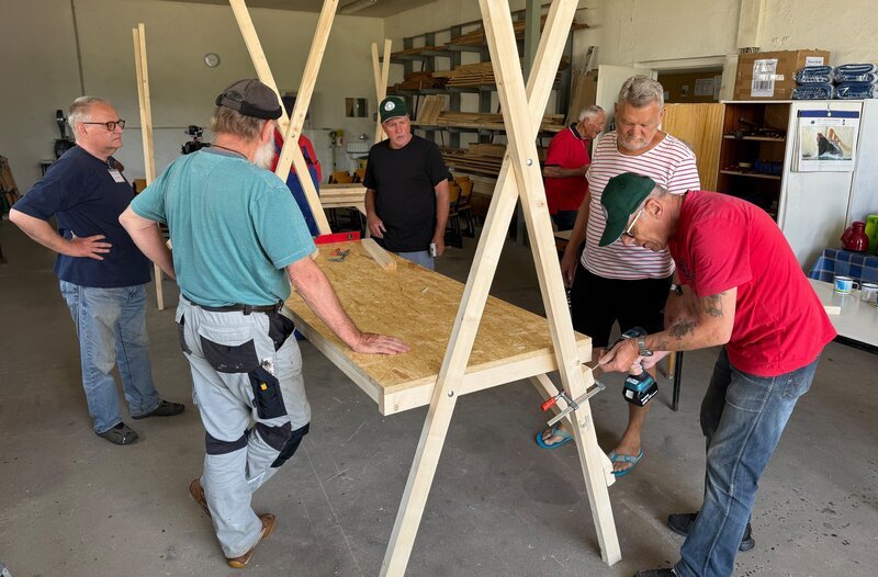 Werkeln für die Gemeinde, Marktstände bauen – Bild: NDR