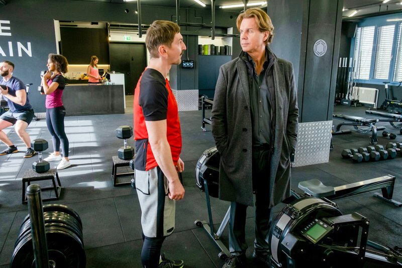 Vor Caspar Bergmann (Thomas Heinze, r.) knickt auch der knallharte Artem Slezko (Till Wonka, l.) am Ende ein. – Bild: ORF/​ZDF/​Erika Hauri