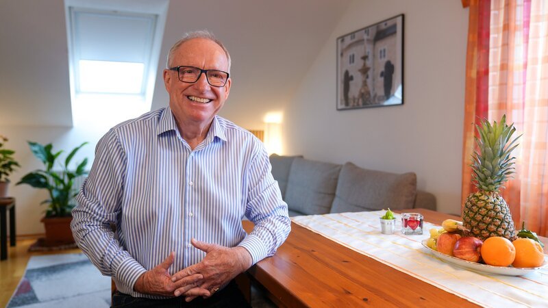 Manfred, 71, technischer Angestellter i.R. aus Salzburg, begegnet dem Kennenlernen einer Frau mit einer guten Portion Humor und Offenheit. Gleich zu Beginn macht er deutlich: „Nina, ich sag Ihnen gleich, ich singe nicht, ich pfeife nicht und eine Tanzeinlage werden Sie von mir auch nicht bekommen“. Bei der Partnersuche hat Manfred durchaus klare Vorstellungen, nimmt diese aber mit einem Augenzwinkern. Besonders attraktiv findet er „brünette Blondinen mit schwarzen Haaren“. Dann ergänzt er lachend: „Die Haarfarbe ist mir also nicht wichtig“. Essenzieller ist ihm die Ausstrahlung einer Frau. Figürlich bevorzugt er Frauen mit etwas mehr Kurven. Da er selbst 1,70 Meter groß ist, würde ihm eine etwa gleich große Partnerin besonders gut gefallen. Weniger begeistert zeigt sich der Salzburger von: „Fünf Kilo Eisen im Gesicht oder Tattoos am ganzen Körper.“ Altersmäßig darf seine zukünftige Partnerin gerne zwischen 55 und 65 Jahre alt sein. Besonders attraktiv findet der 71-Jährige die Schauspielerin Christiane Hörbiger: „Die war, was ihr Aussehen betraf, zwischen elegant und rustikal. Und das bin ich auch.“ Hinter Manfred liegen zwei längere Partnerschaften. Nach dem Ende seiner Ehe war er alleinerziehender Vater. Später fand er noch einmal sein großes Glück und lernte seinen Seelenmenschen kennen. Doch vor zwei Jahren musste er einen schweren Verlust verkraften: Seine Partnerin verstarb. Heute blickt Manfred wieder nach vorne. Er fühlt sich bereit für einen neuen Lebensabschnitt, möchte sich erneut auf die Liebe einlassen und hofft darauf, sein neues Herzblatt zu finden. – Bild: ORF/​Talk TV/​Wout Kichler