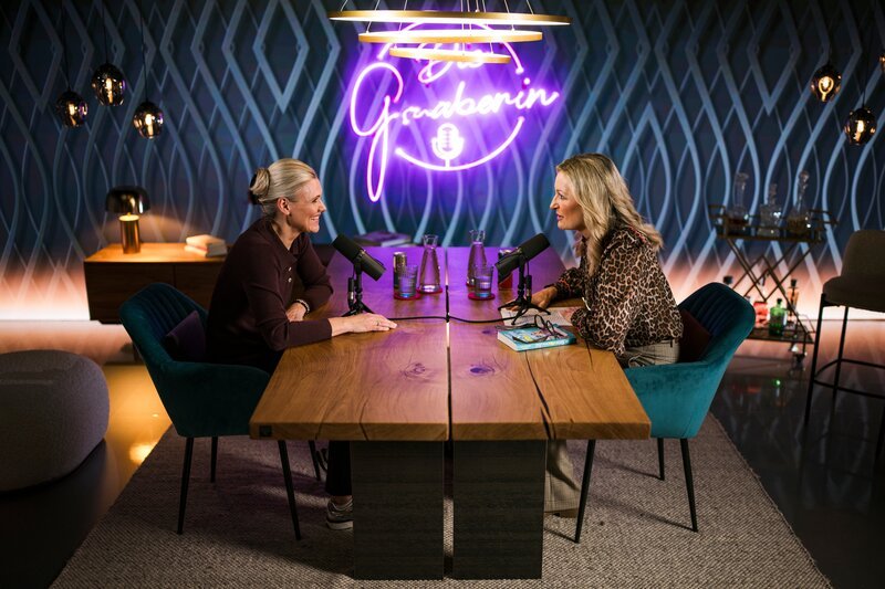 Monika Gruber (r.) und Katja Dederichs im Gespräch – Bild: ServusTV /​ Sebastian Marko