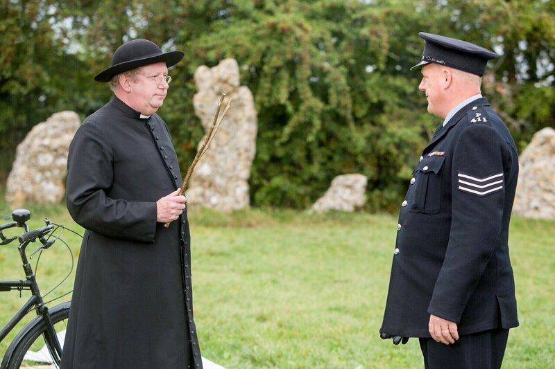 (v.li.): Mark Williams (Father Brown), John Burton (Sergeant Goodfellow). – Bild: ORF/​BBC/​Gary Moyes