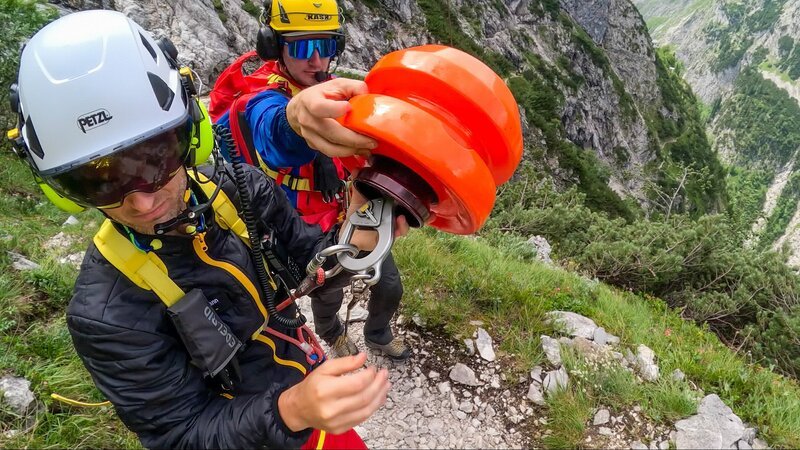 Notarzt Bernhard Kraus (vorne) bei einem Einsatz der Bergwacht Grainau. – Bild: ORF/​BR/​Timeline Production