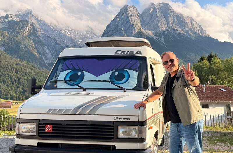Friso Richter mit seinem Oldtimer-Wohnmobil „Pamela“. – Bild: HR/​Lukas Lowack