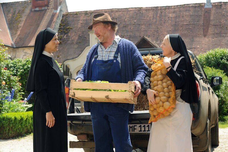 Meiringer kann kein Obst mehr spenden (v.li.: Janina Hartwig, Ferdinand Dörfler, Emanuela von Frankenberg). – Bild: ORF 2
