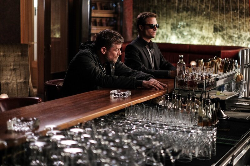 Im Bild: Nikolai Falk (Andreas Guenther), Alexander Haller (Philipp Hochmair). – Bild: Philipp Brozsek /​ ORF /​ Mona Film