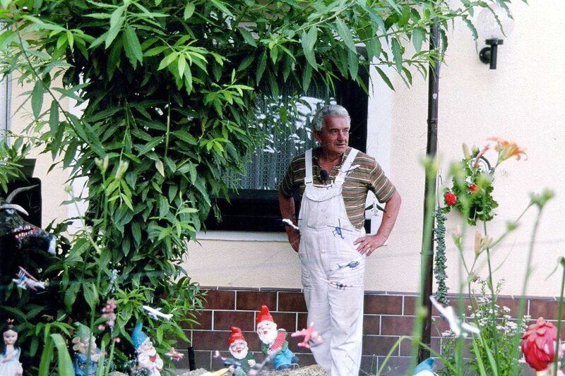 Walter Filcz mit seiner Gartenzwergsammlung. – Bild: ORF/Peter Kasperak Walter Filcz mit seiner Gartenzwergsammlung. – Bild: ORF/Peter Kasperak