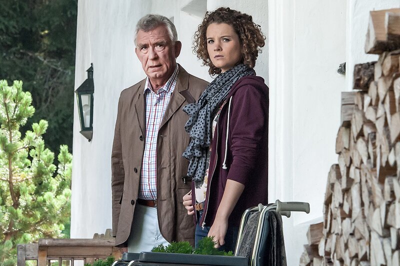 Hannes Kofler (Heinz Marecek), Mirijam Weissenbach (Marthe Lola Deutschmann). – Bild: ORF 1