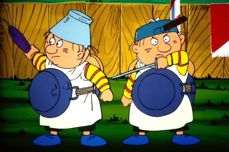 Tweddle Dee und Tweedle Dum stellen sich in selbstgebastelten Rüstungen zum Kampf auf. – Bild: ZDF/​Apollo-Film
