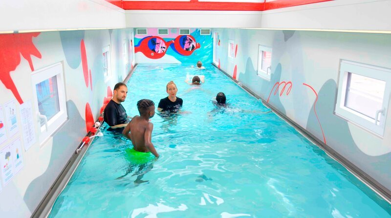 Der neue Mobi Schwimmcontainer ist eine Möglichkeit für Grundschulen, die Kinder an das Wasser zu gewöhnen. – Bild: WDR