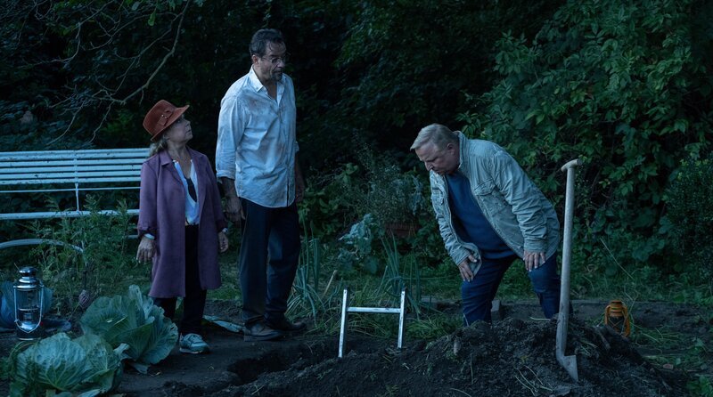 Sabines Garten am frühen Morgen: Die schwere Arbeit hat sich gelohnt. Boerne (Jan Josef Liefers, M) und Haller (ChrisTine Urspruch) haben ein Skelett gefunden. Frank Thiel (Axel Prahl, r) begutachtet das Werk. – Bild: WDR/​Bavaria Fiction GmbH/​Thomas Kost